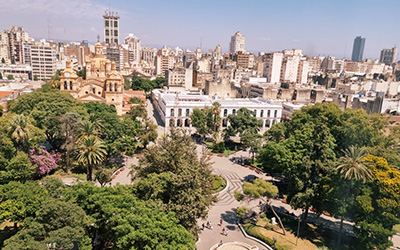 Imagen del centro de la Ciudad de Córdoba en plaza San Martín sobre la calle San Jerónimo.