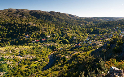 Imagen de una toma panoramica del valle donde se encuentra La Cumbrecita.