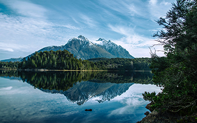 Imagen panoramica de los cerros, bosques y lagos de San Carlos de Bariloche, Neuquen, Argentina.