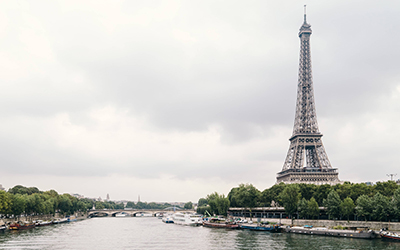 Imagen de la Torre Eiffel al lado del río Senna.